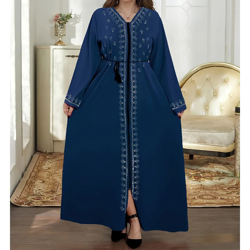 جلابية كحلية بتطريز ناعم وحزام