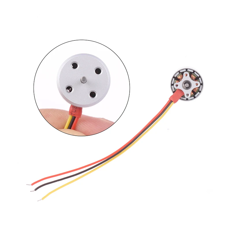 Moteur Brushless 1104 4300KV Ultra-Léger 6g pour Drone FPV 3 Pouces, à côté d'une hélice 3 pouces pour comparaison de taille.