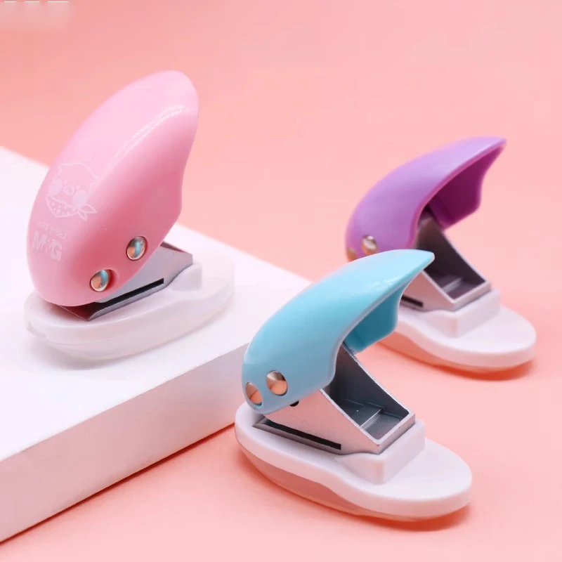 M&G Single Hole Punch Cute pig pattern, round hole diameter 6 mm, punches 8-10 pages, suitable for office and school binding sup