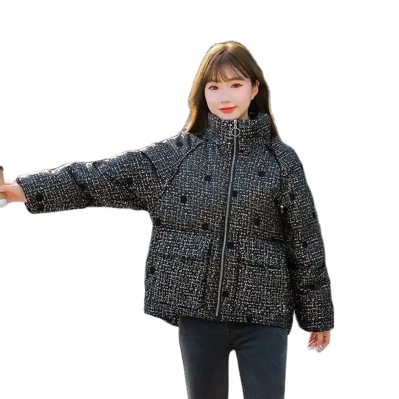 

Женская короткая зимняя куртка с хлопковой подкладкой и воротником-стойкой