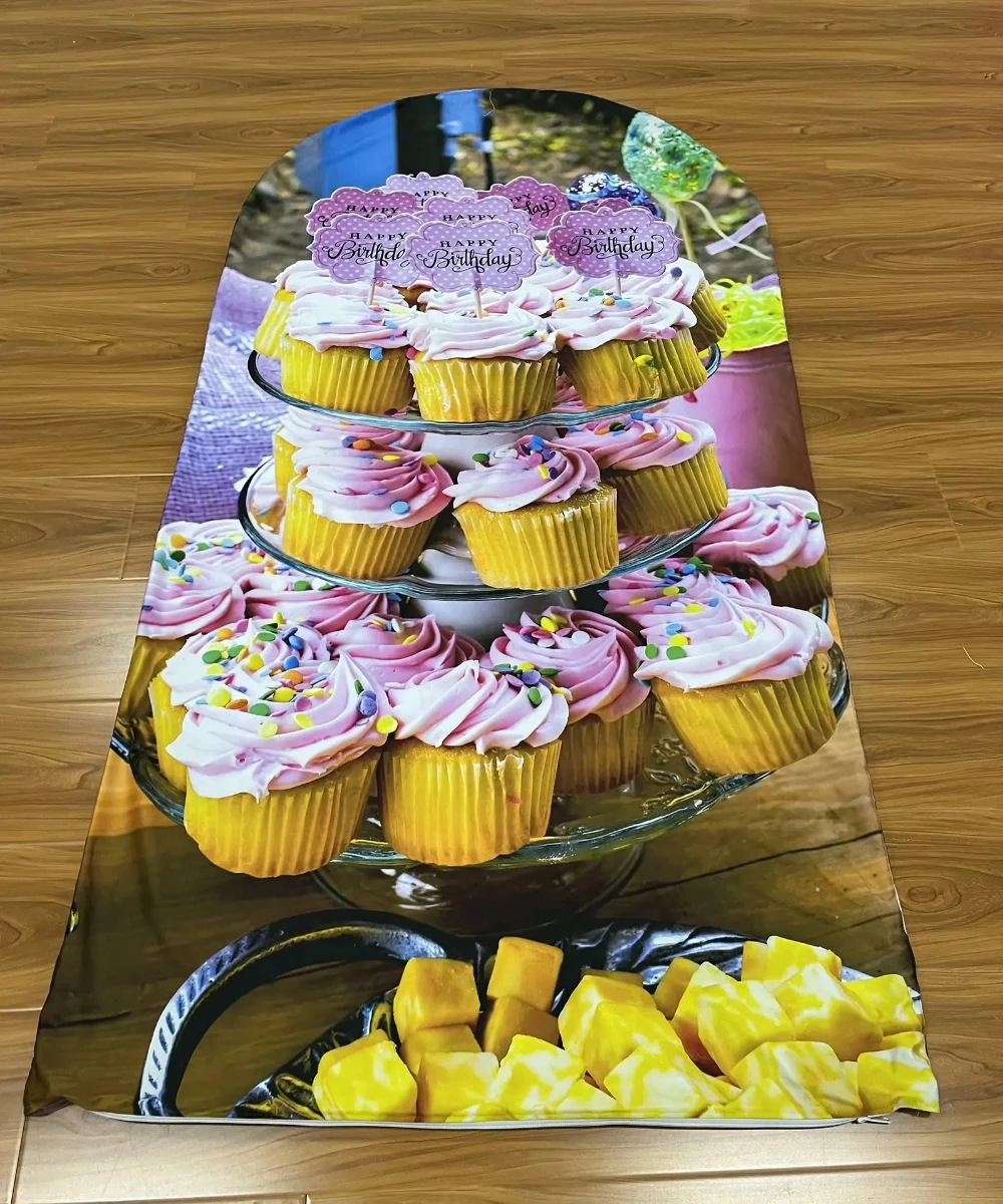 

Фоновая Обложка с изображением арки деревьев, цветов и травы