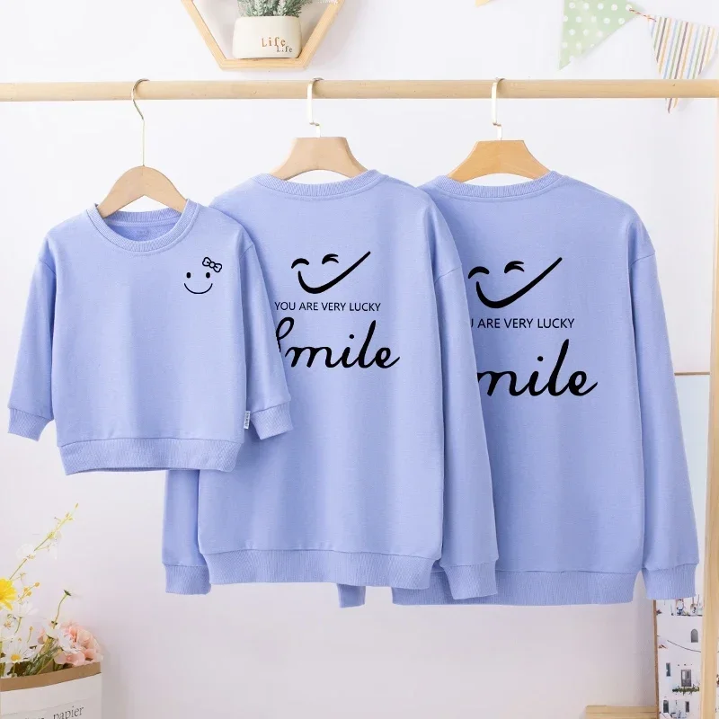 thumbnail image 1 of Camisetas con estampado de letras de sonrisa navideña Conjuntos familiares a juego de invierno Suéteres cálidos Tops para mamá, hija, niño y bebé Sudaderas para papá e hijo, 1 of 5