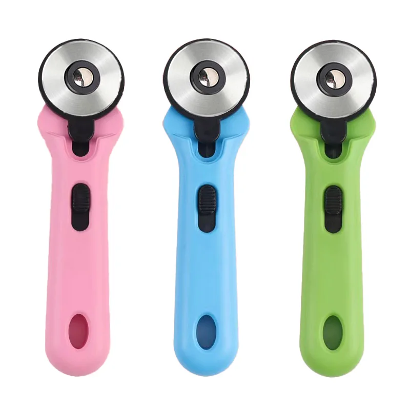 Taglierina Rotante da 45mm, Coltello Rotante per Tessuti, Dotato di Impugnatura Ergonomica Antiscivolo, Blocco di Sicurezza e Lama Circolare in Acciaio Inossidabile, Disponibile in Tre Colori, Adatto per Tagliare Tessuti, Stoffe, Pelle, Fel