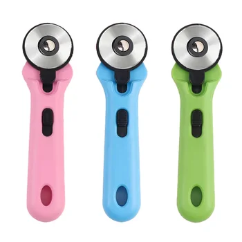 Taglierina Rotante da 45mm, Coltello Rotante per Tessuti, Dotato di Impugnatura Ergonomica Antiscivolo, Blocco di Sicurezza e Lama Circolare in Acciaio Inossidabile, Disponibile in Tre Colori, Adatto per Tagliare Tessuti, Stoffe, Pelle, Fel