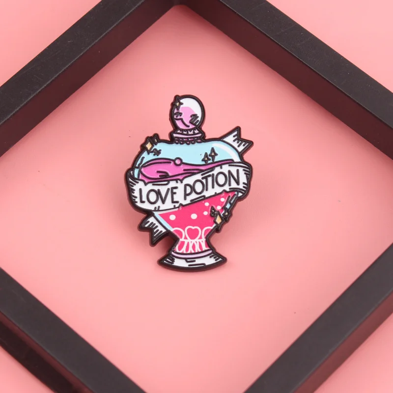 Enchanted Love Potion Pin – Fläschchen mit rosa Kappe, himmlische Wirbeln und Polka-Dot Spellcraft [Whimsical Alchemy Jewelry]