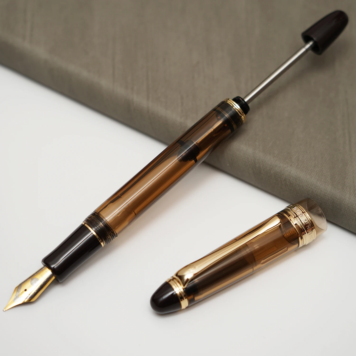

Прозрачная коричневая перьевая ручка Yongsheng 699 с вакуумным наполнением, акриловая чернильная ручка с твердым сечением EF/F/M, перо для бизнеса, офиса, подарочная ручка