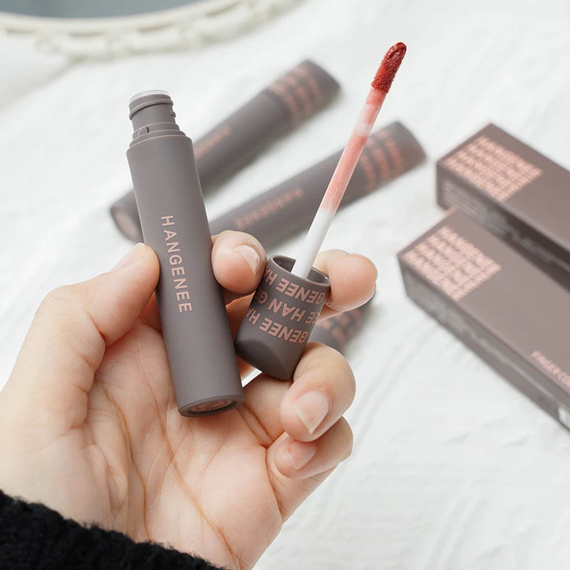 Velvety Matte Lip Gloss for a Long-Lasting Retro Charm