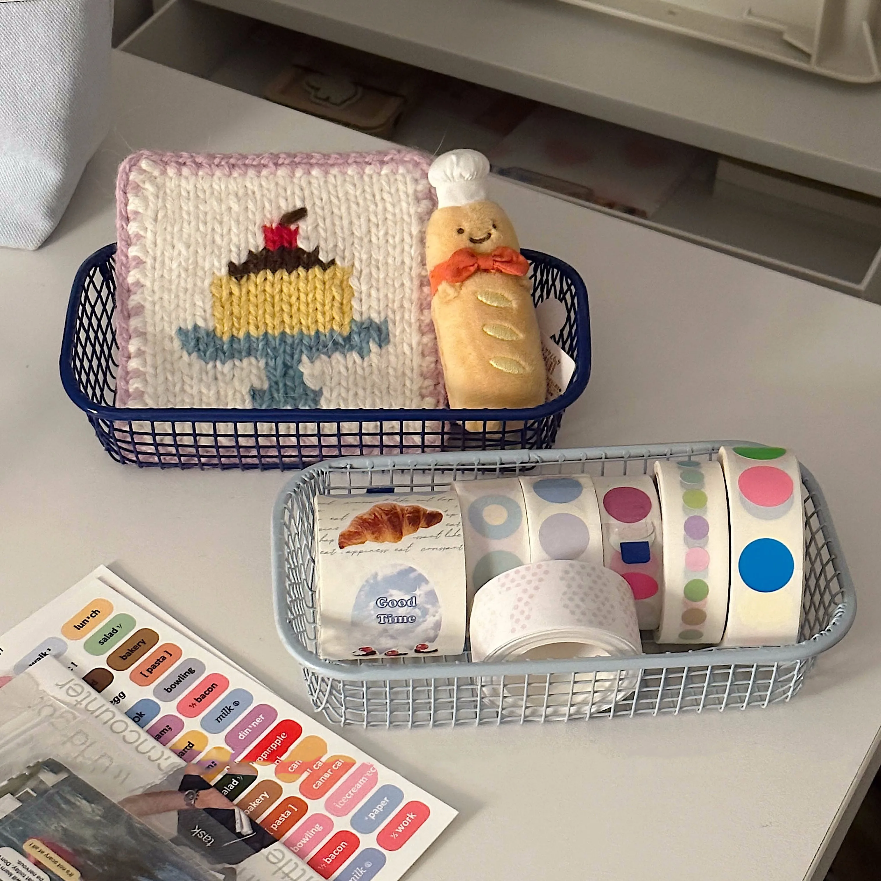 Desktop Storage Box Stationery Organizer Desktop Storage Shelf SKYSONIC Metal Storage Basket Desktop Sundries Organizer for Photocards Stationerry Make Up Sorting Office Home Suppliers