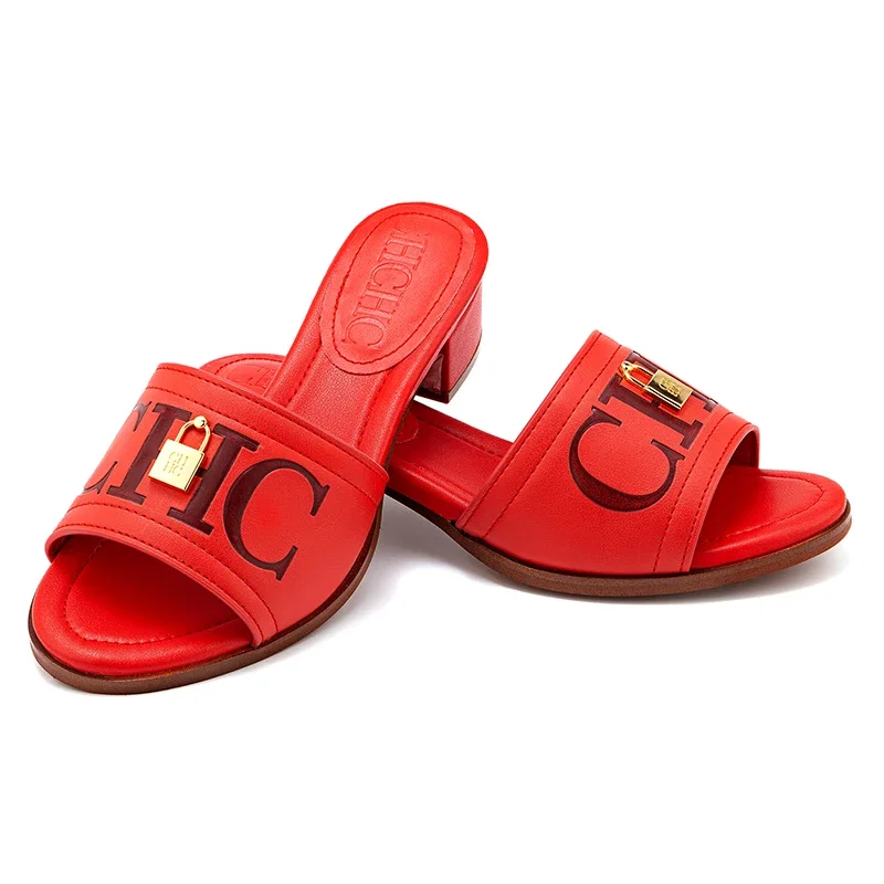 شباشب نسائية ذات كعب منخفض بتصميم أنيق بطباعة حرف...