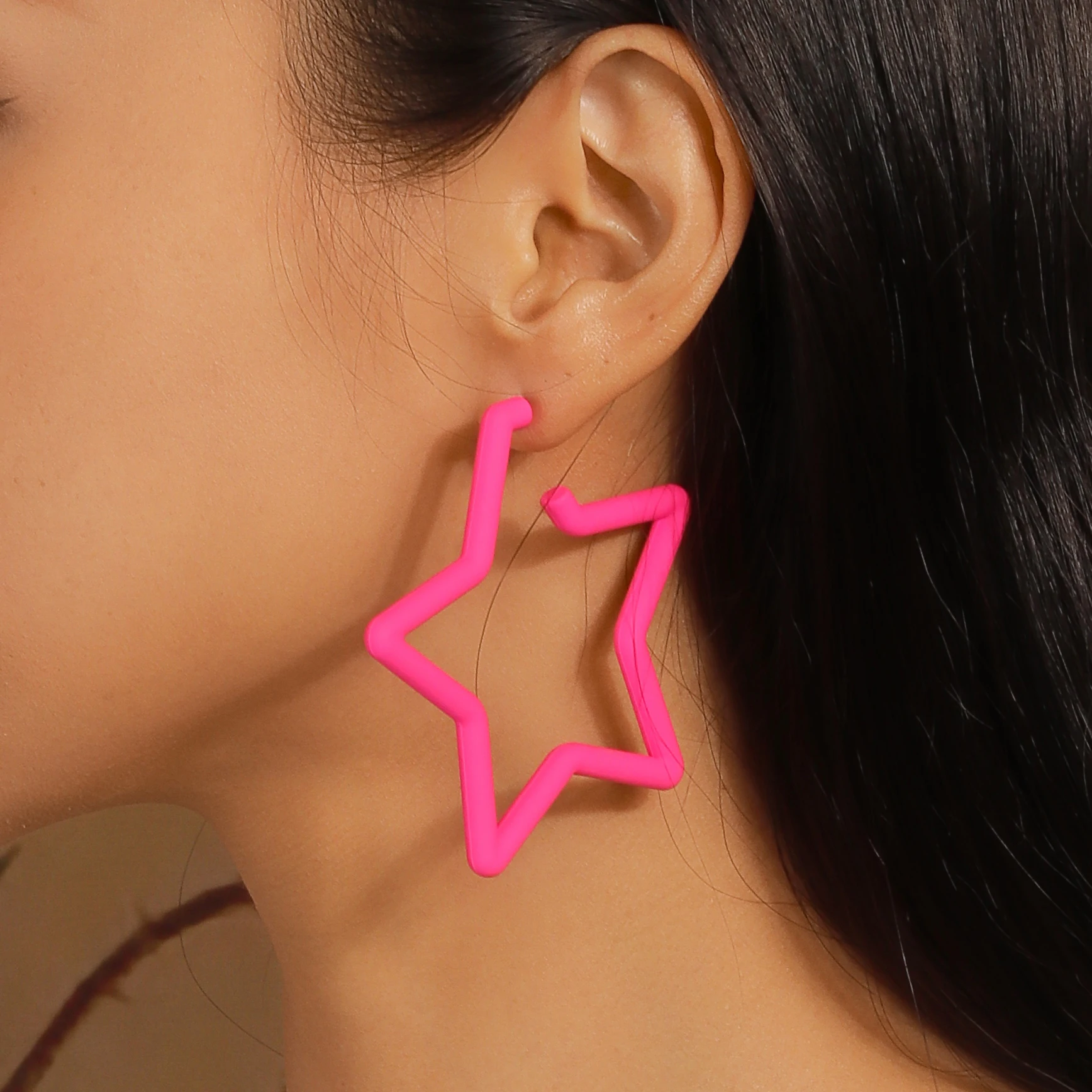 Aihua Mode Geometrische Persönlichkeit Neon Acryl Dreieck Hoop Ohrring Für Frauen Koreanische Hohl Stern Herz Ohrring Schmuck – Detail 10