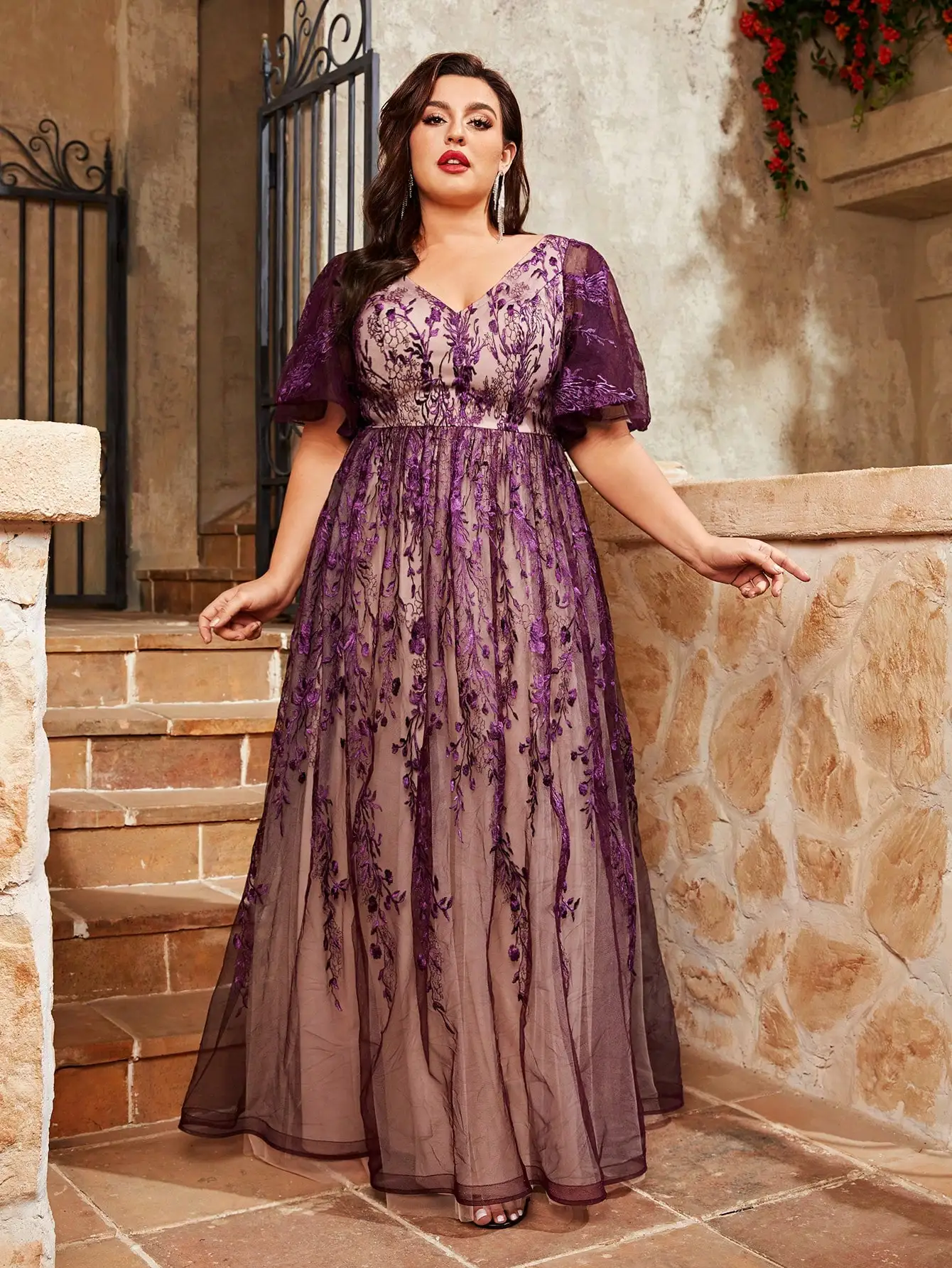 Vestido maxi de encaje y chiffon con cuello ilusión envolvente Orquídea Tallas Grandes