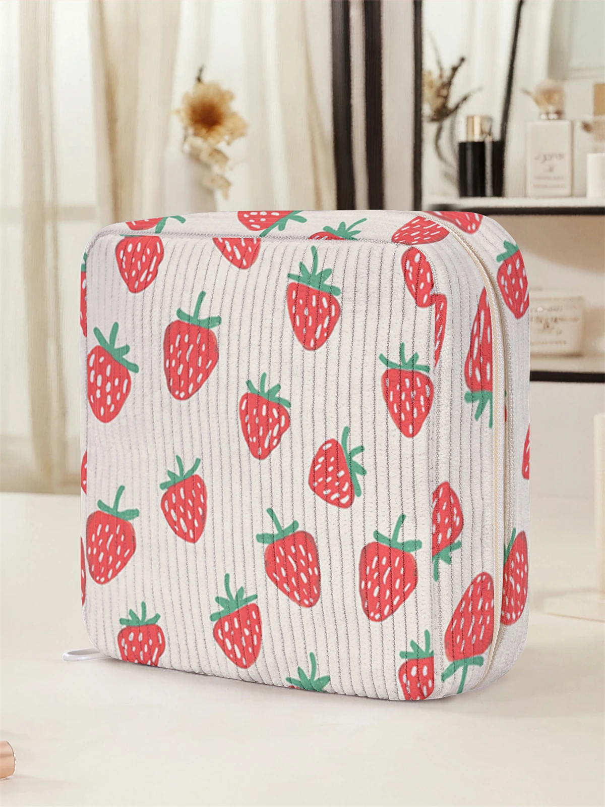 Strawberry pattern printed sanitary napkin storage bag, women's lightweight tissue bag, sanitary tissue bag