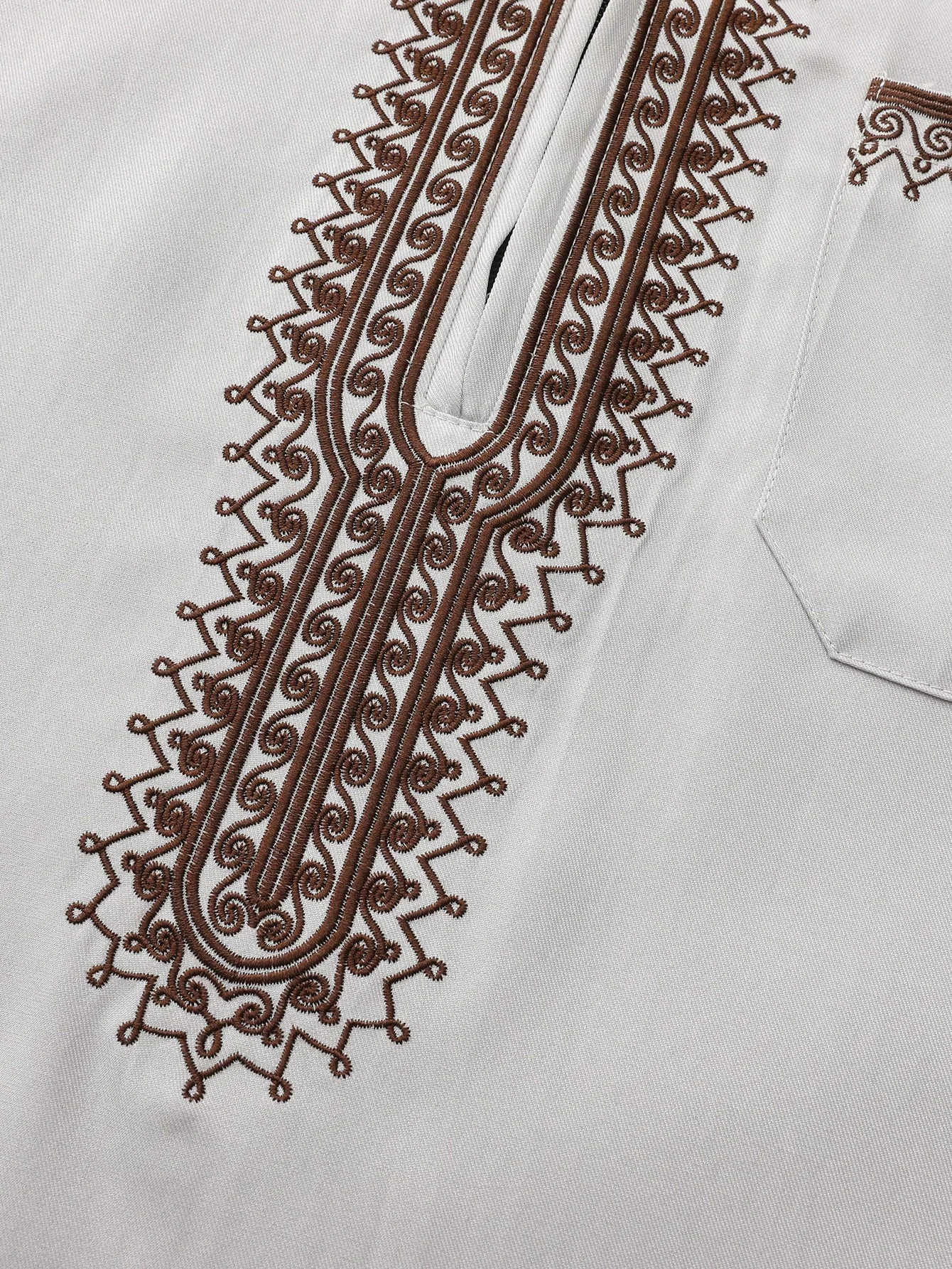 ثوب رجالي سعودي مطرز كم طويل