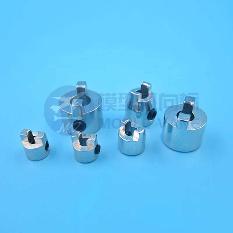 Gros plan sur un tuyau silicone noir de 6 mm pour modélisme bateau ou voiture.