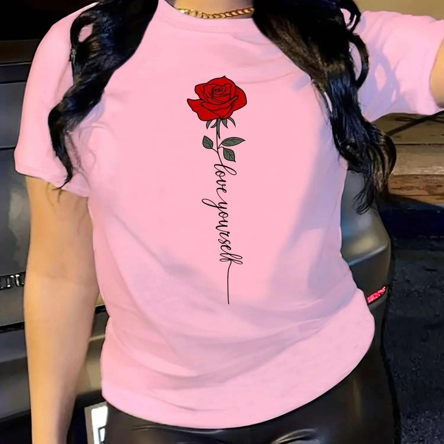 تي شيرت مطبوع عليه حرف & Rose برقبة دائرية وأكمام...