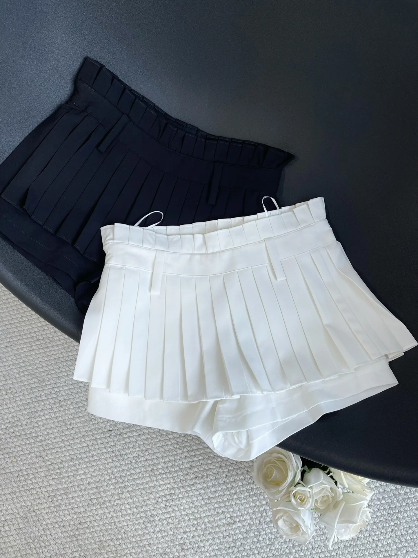 

2023 The new pleated design of the trouser skirt super popular small low waist pleated super nifty