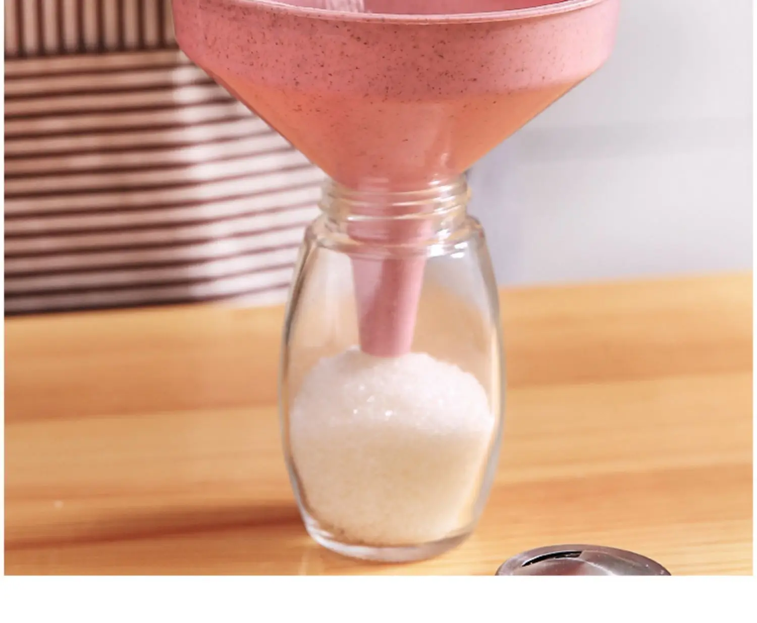 Description Picture 6 of item1pc Plastic Funnel Kitchen Oil and Wine Liquid Dispenser Funnel Large Caliber Can Be Hung Funnel Kitchen Tools Funnel