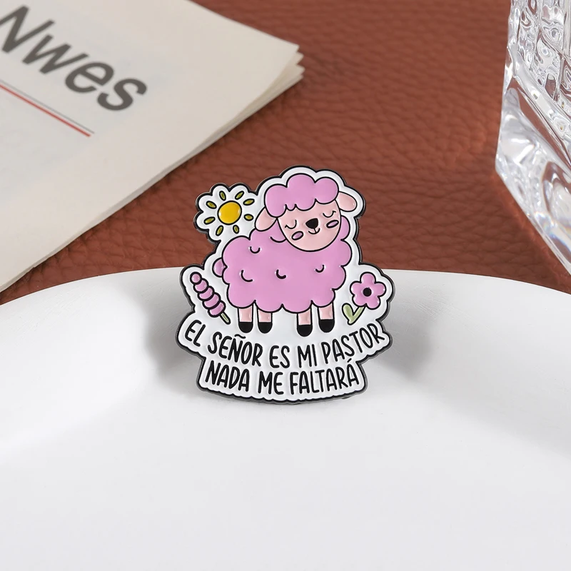 Rosa Schafe Jesus Glaube Brosche Emaille Pins EL SENOR ES MI PASTOR NADA ME FALTARA Broschen Revers Abzeichen Schmuck Geschenk für Freunde – Detail 13