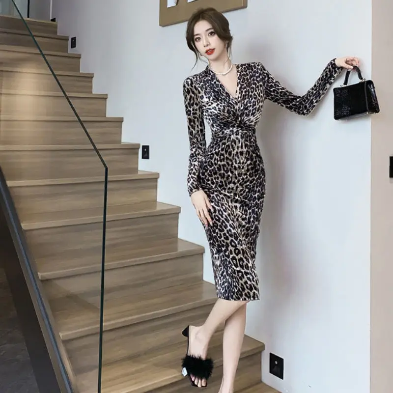 

Chic Leopard Printed Bodycon Dress for Women, V-Neck, High Split, Waist Cinch Design, Plus Size