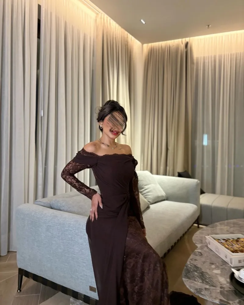 فستان أوف شولدر بني بتفاصيل دانتيل وقصة فاخرة