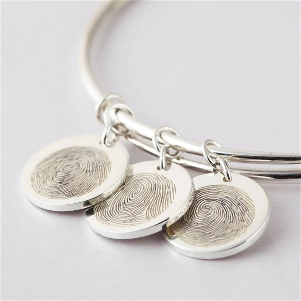 

Bangles for Women Custom Names Thumbprint Round Pendant Stainless Steel Gold Jewelry Couple Bracelet Personalized Gifts Pulseras