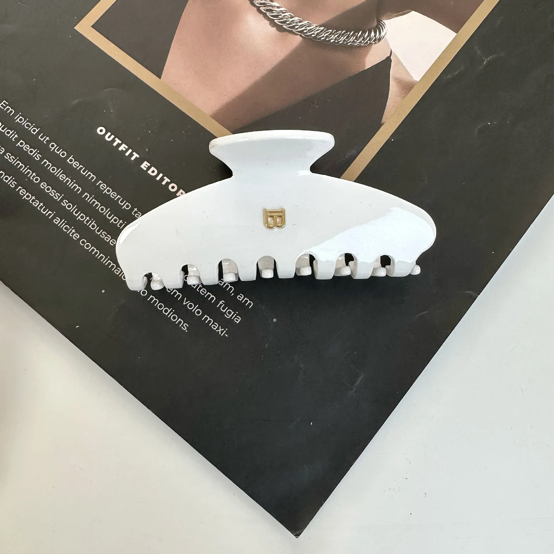 Рисунок 6 - Заколка для волос «Акула» с надписью «B»