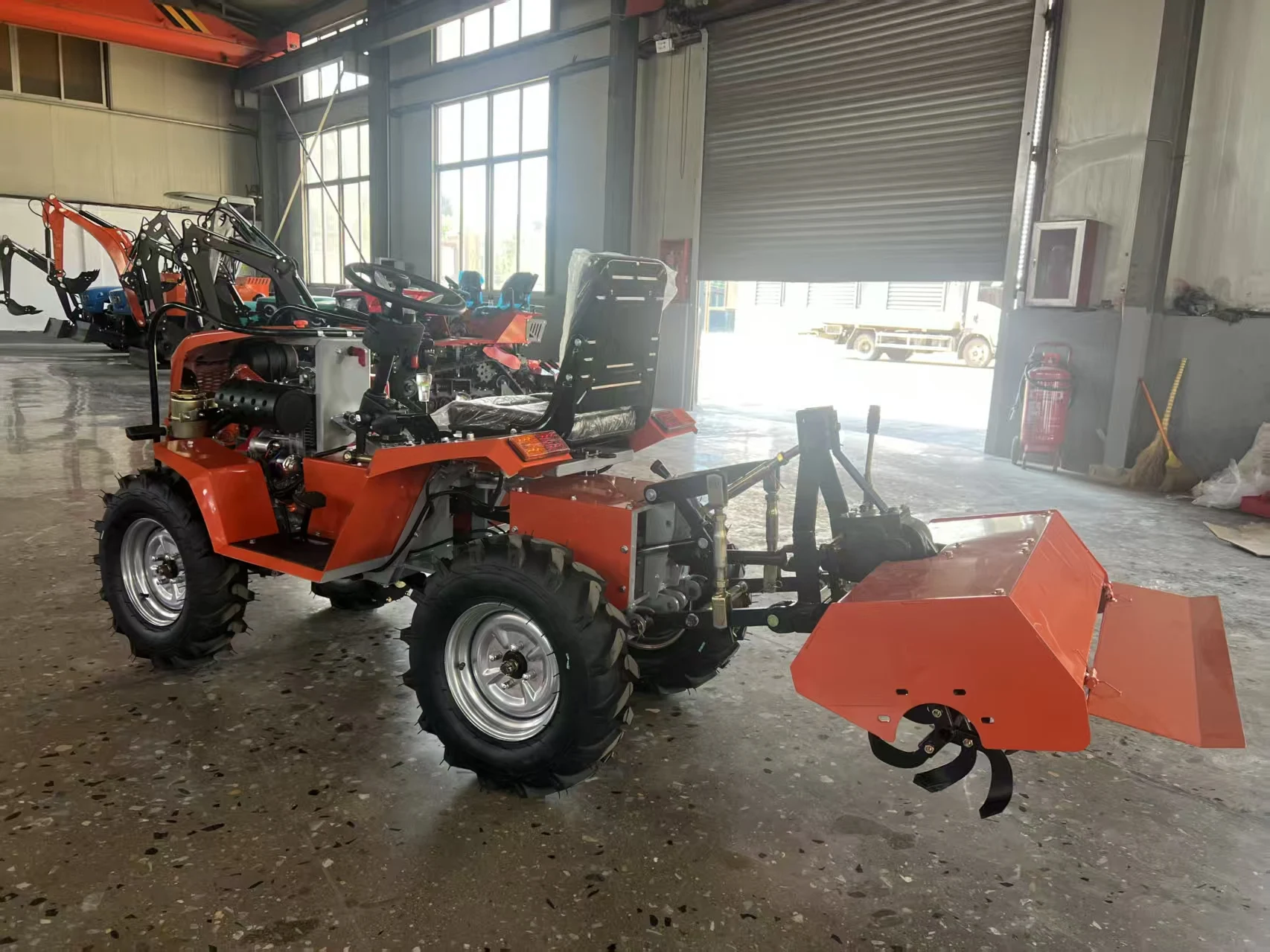 Piccolo Trattore Agricolo con Spedizione Gratuita, Unità Multifunzione con Caricatore, Motozappa, Tosaerba, Bulldozer per Frutteti - immagine 4