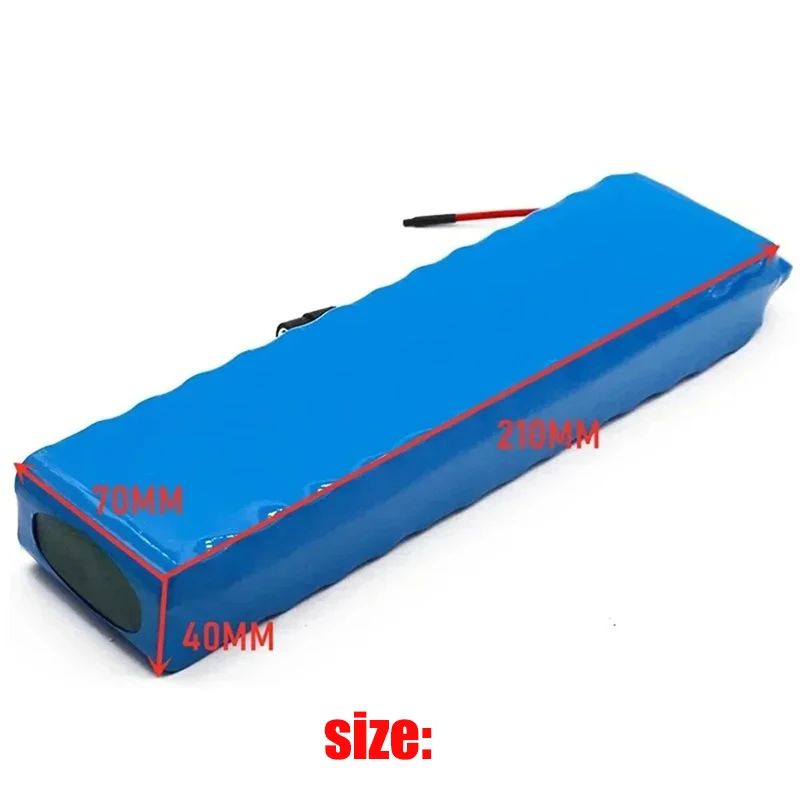 Gros plan sur les cellules 18650 de la batterie 24V 7S3P 50000mAh, avec le chargeur 29.4V à côté.