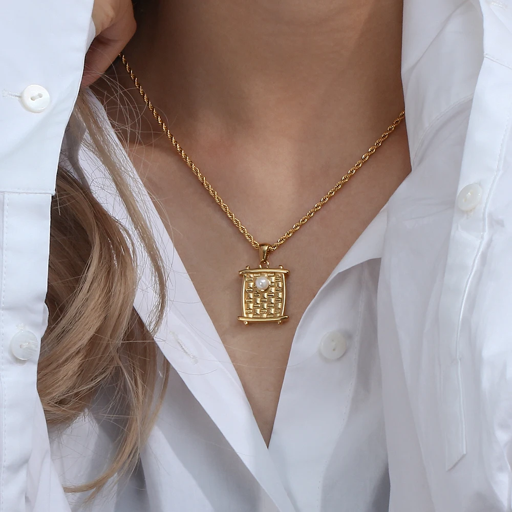 

Aesthetic Braided Rectangle Pendant Pearl Necklace Classic 18K Gold Plated Twist Chain Necklace for Women Jewelry
