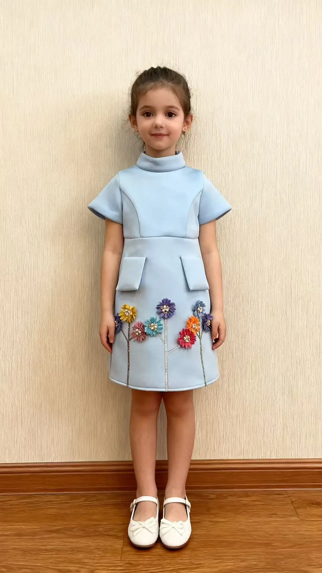ملابس أطفال جديدة لربيع وخريف 2025 فستان جميل فستان بناتي مزين بالزهور القطنية