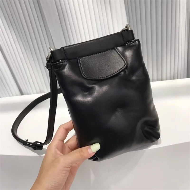 

2024 New Korean Version of Cowhide Temperament Fashion Women's Single Shoulder Crossbody Cloud Cell Phone Bag Texture Super Soft