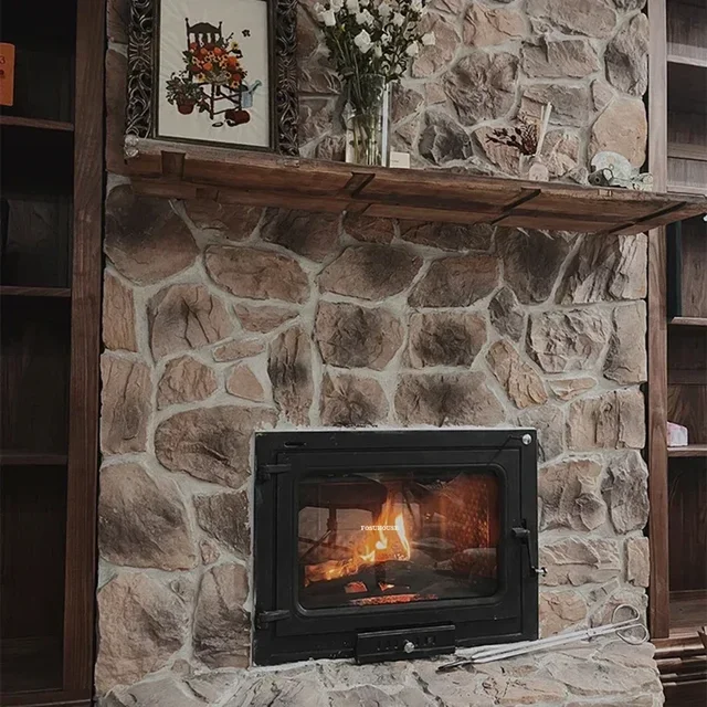 เตาผิงไม้แบบฝังในห้องนั่งเล่น สไตล์นอร์ดิก พร้อมอุปกรณ์ตกแต่งสำหรับบ้านและวิลล่า 1