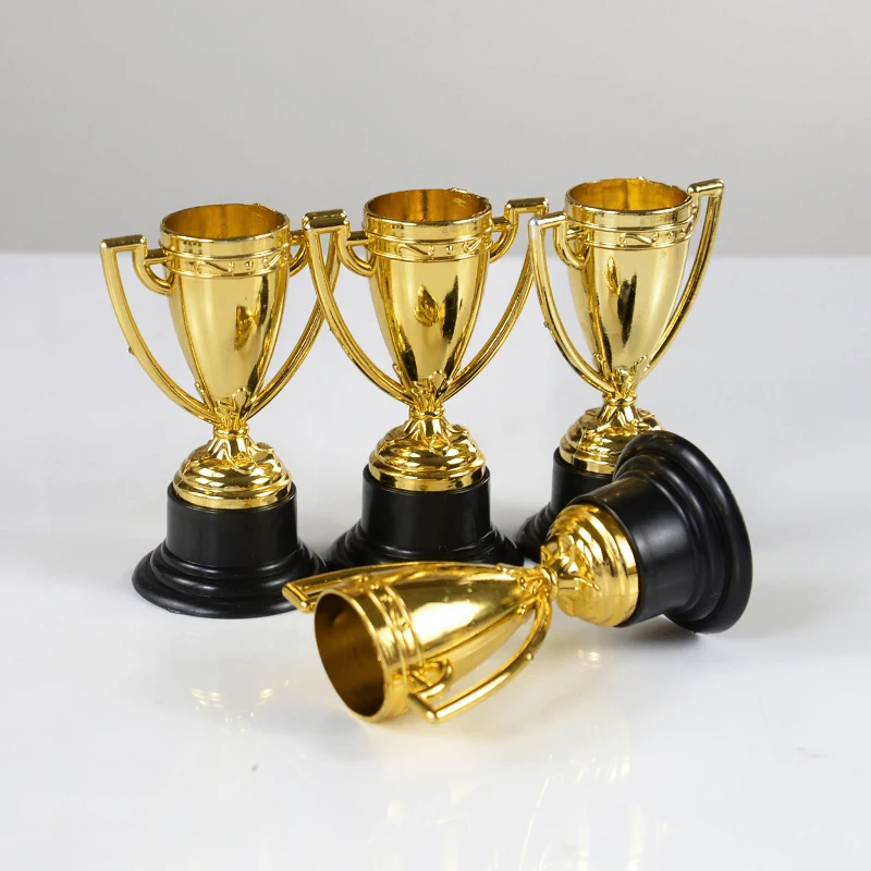 5 Stücke Kunststoff Goldene Mini Trophäe Auszeichnung Spielzeug Preise für Kinder Geburtstag Party Gefälligkeiten Kindergarten Belohnungen Kinder Pinata Füllstoffe – Detail 3