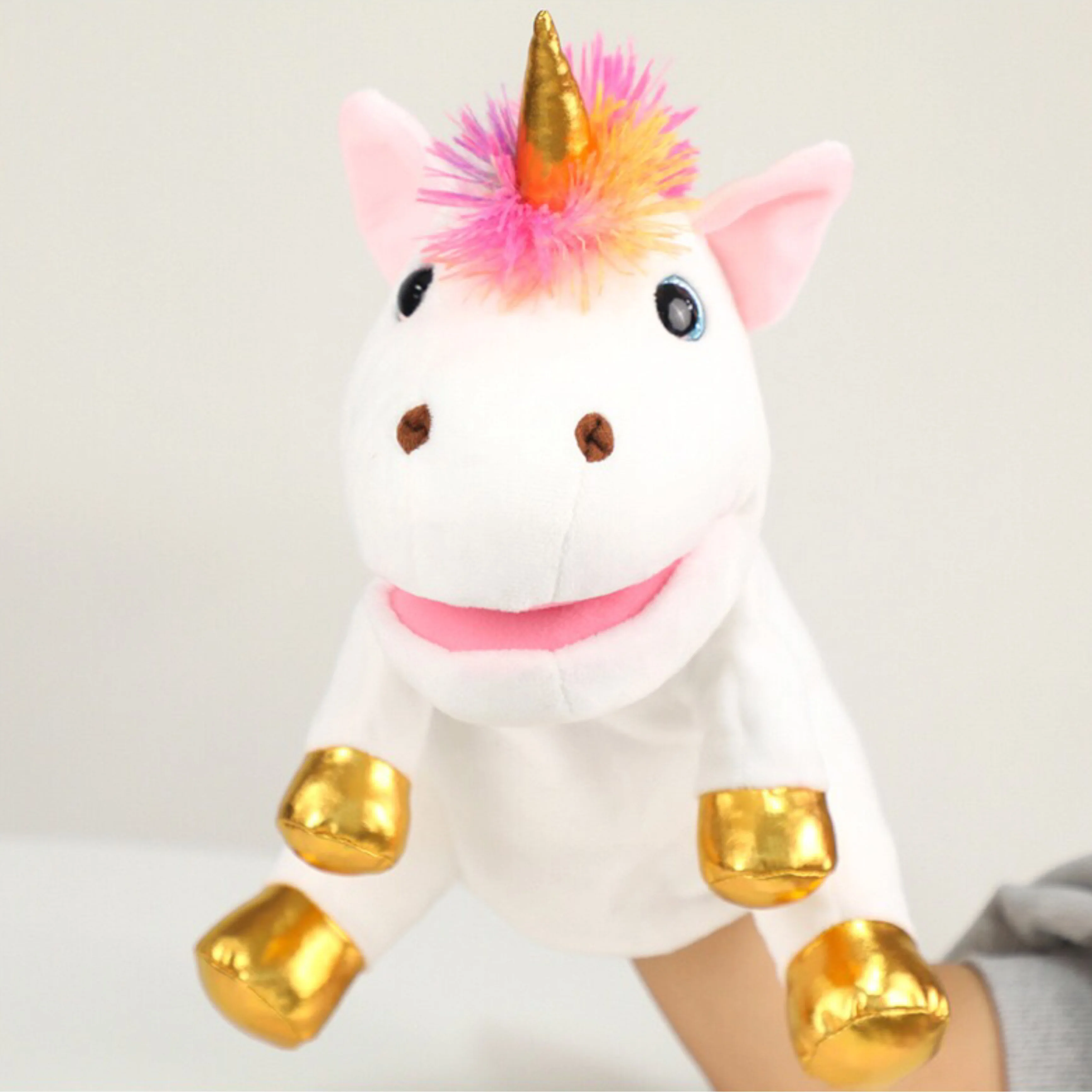 ぬいぐるみユニコーンの手人形、口はポニー人形を動かすことができます