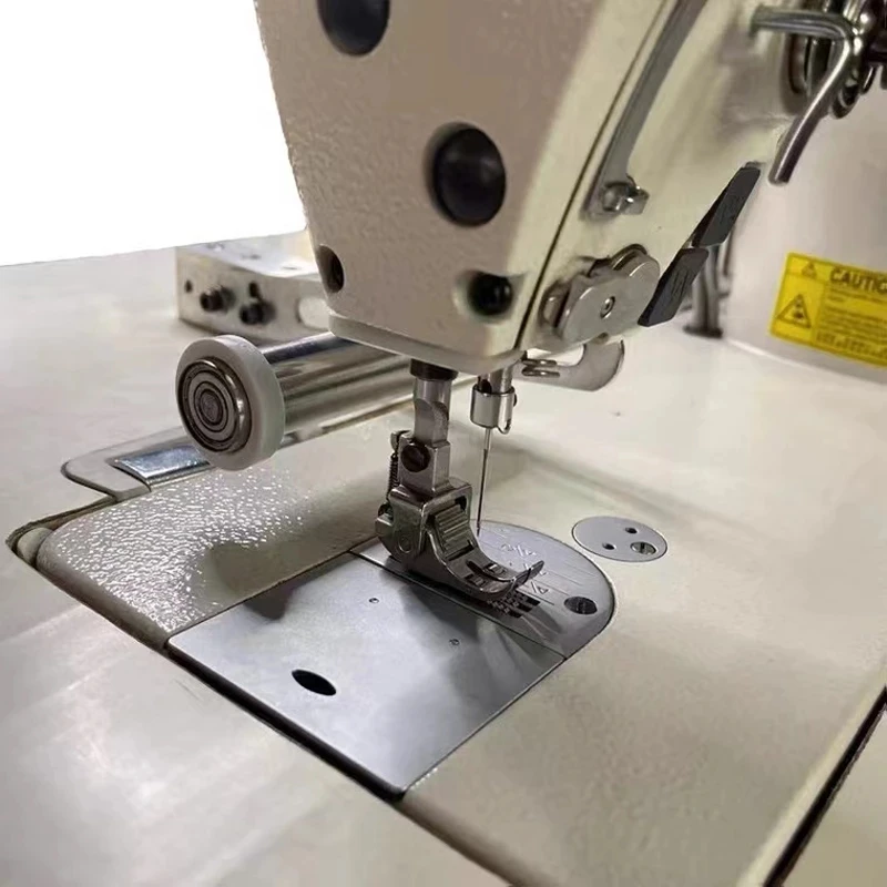 Rulber beugels/persbeugels (bevestigd op industriële stiksteek naaimachine tafel) trekken apparaat activiteit (elastisch frame)