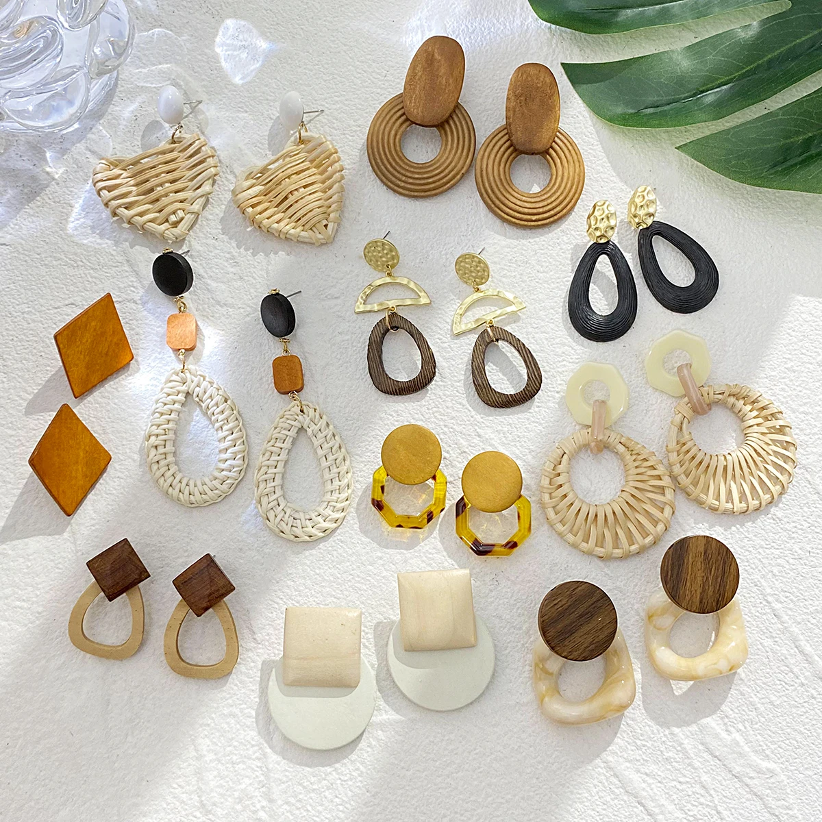 Présentoir 1 paire boucles d'oreilles métal doré mat, base bois chêne H 10,5cm | Laval Europe