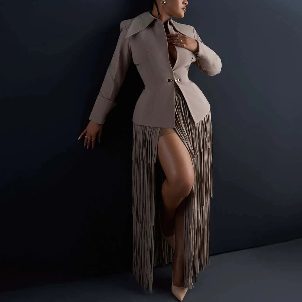 Ensemble élégant pour femme en deux pièces, comprenant une veste blazer à manches longues avec col à revers et franges, et une jupe longue fendue à franges, ensemble assorti. 1 Ensemble élégant pour femme en deux pièces, comprenant une veste blazer à manches longues avec col à revers et franges, et une jupe longue fendue à franges, ensemble assorti. 1