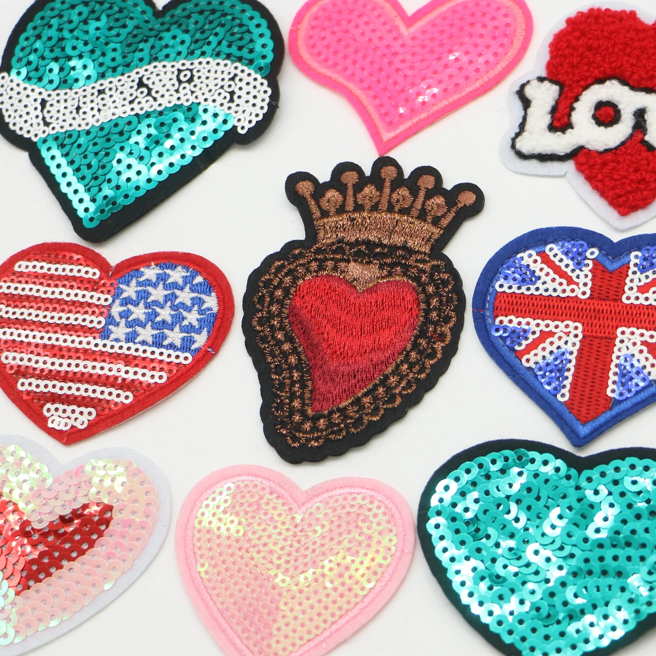 2 Stück Mode glänzende herzförmige Krone Liebe Pailletten Symbol gestickte Applikation für Kleidung DIY Eisen auf Patches auf dem Aufkleber