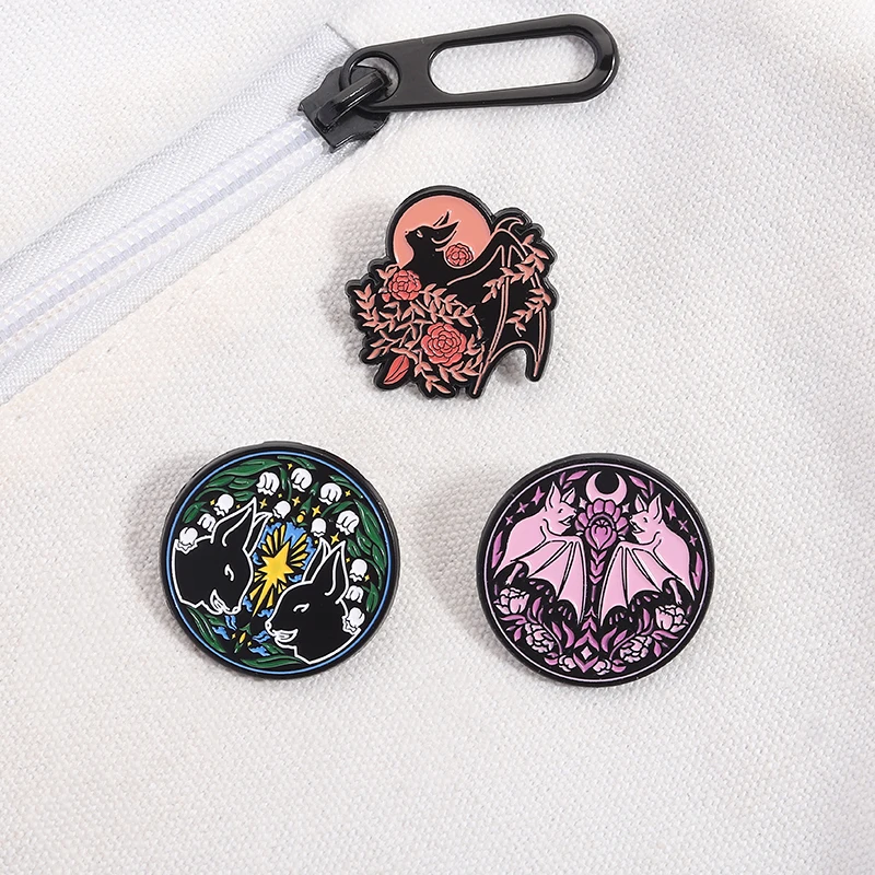 Gothic Romantische Emaille Pin Fledermaus und Blume Kombination Brosche Revers Abzeichen Edlen Schmuck Rucksack Zubehör Geschenk für Freund – Detail 4