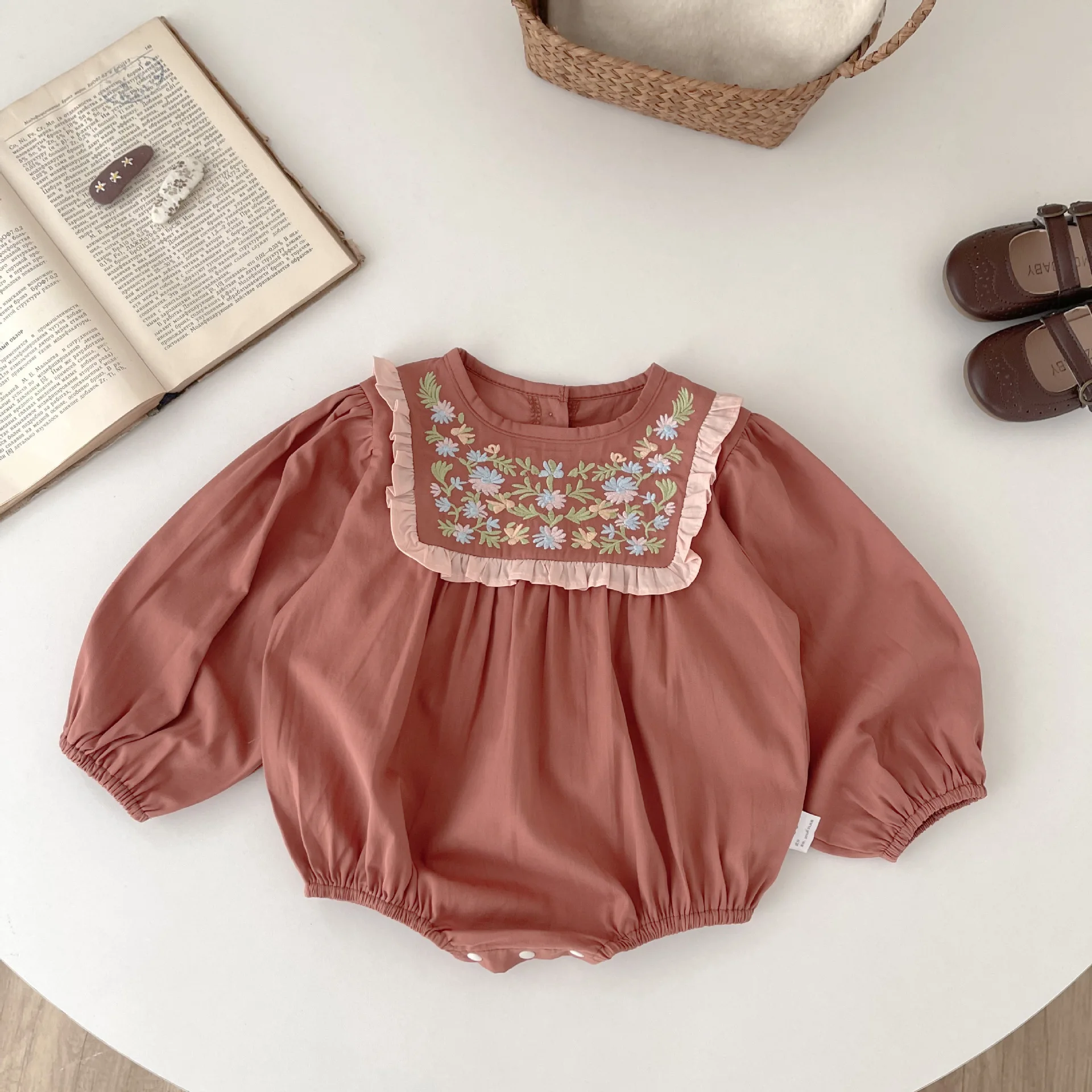 

2023 Autumn Baby Girls Bodysuit Long Sleeve Toddler Embroidery Floral Collar Jumpsuit Cotton Infant Retro Princess OnesieClothes