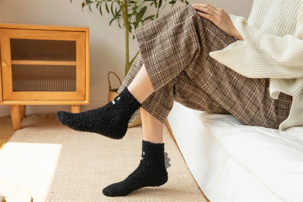 Neue Lustige 3D Kleine Dinosaurier Nette Monster Korallen Samt Socken Weihnachten Geschenk Warme Winter Thicking Boden Bett Schlafen Sokken Dropship – Detail 6
