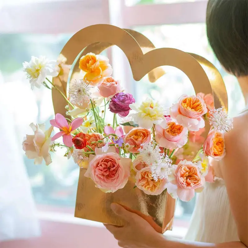 Flowers Arrangement Kraft Paper Bag Folding Portable Flower Packaging Box Waterproof Flower Basket Heart Handle Gift Tote Bags