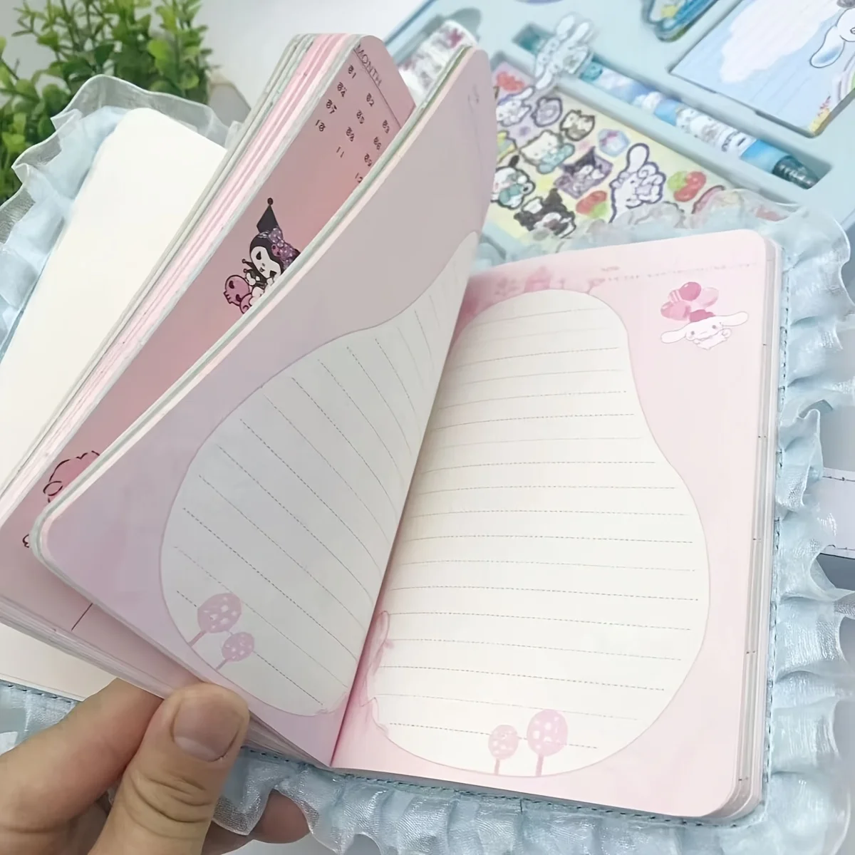 헬로 키티와 친구들 문구류 컬렉션 - 이 세트에는 노트, 볼펜, 스티커 메모, 스티커가 포함되어 있습니다.