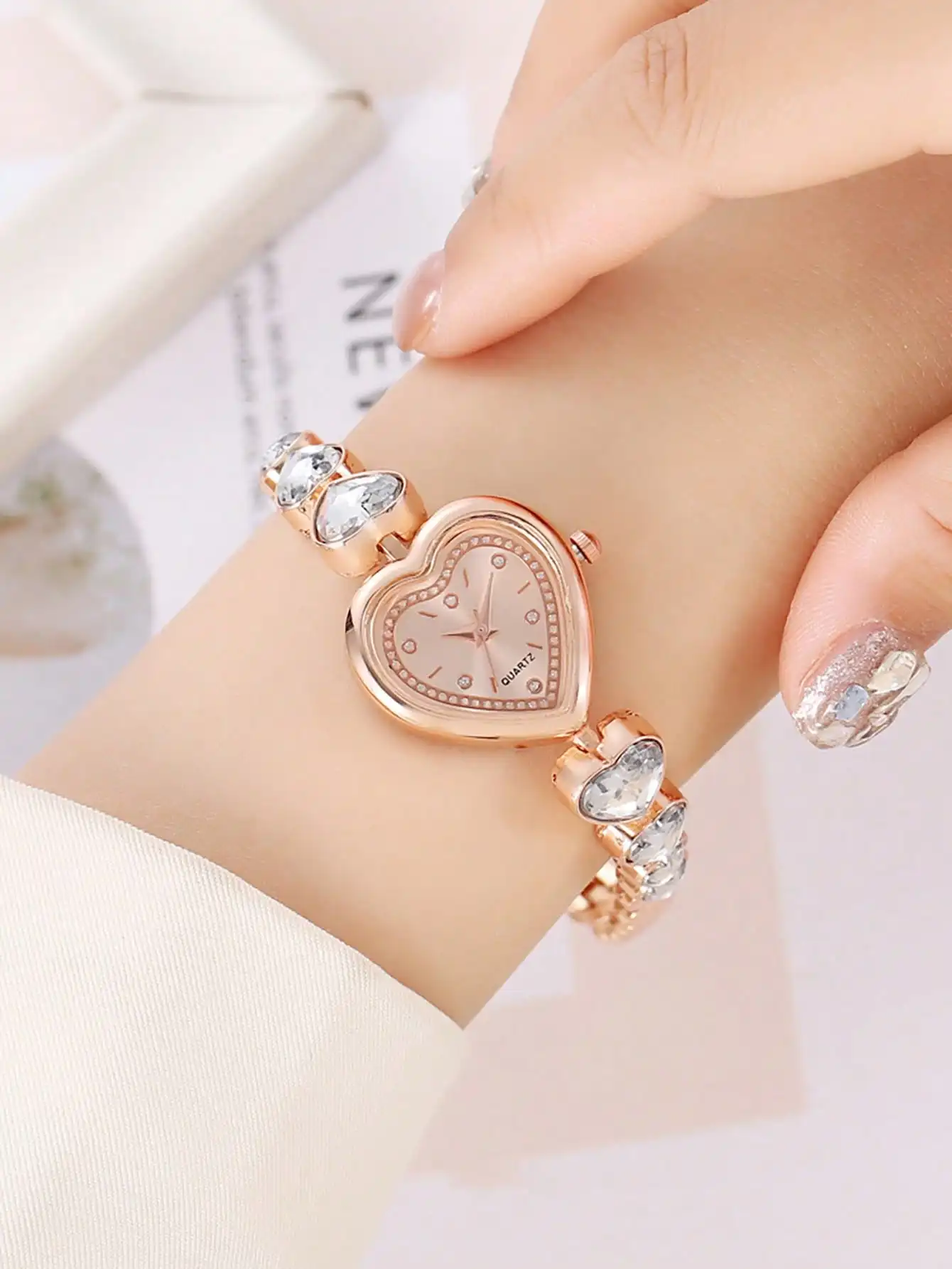 Ladies' Fashion And Exquisite Heart-Shaped Dial Quartz Watch for Women（Without Box）