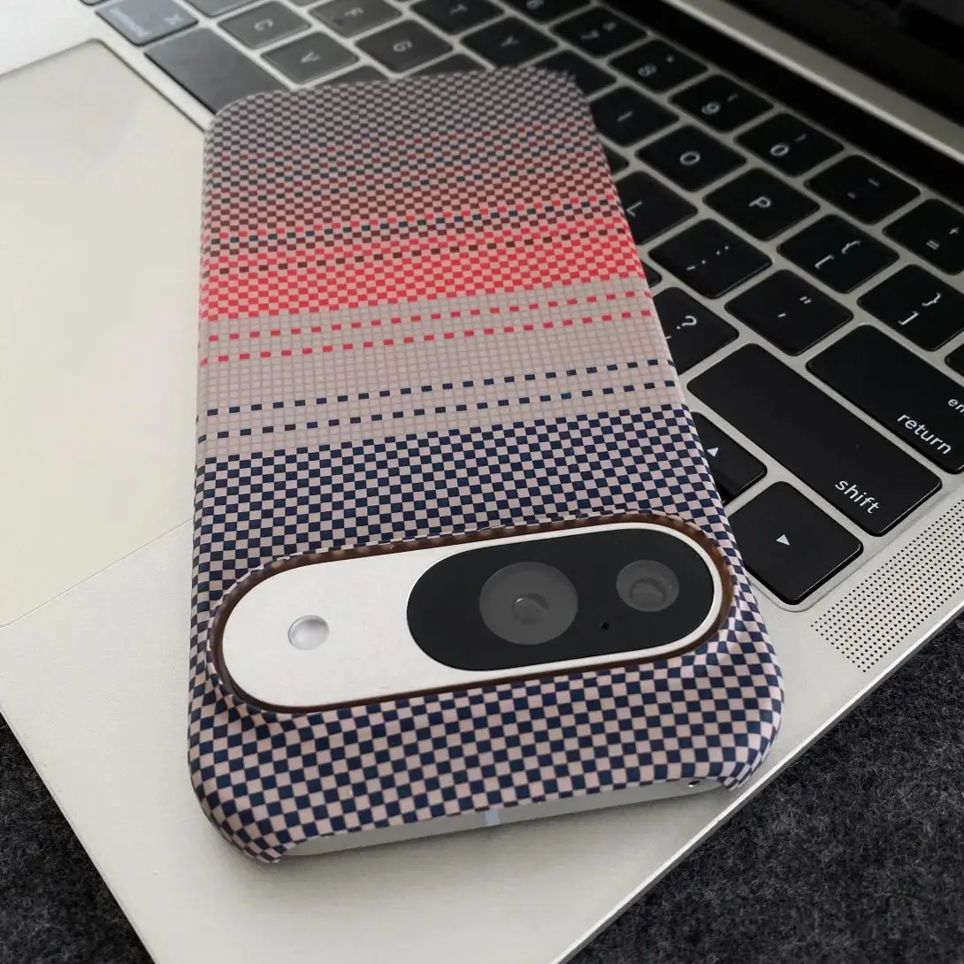 Magnetic Carbon Fiber Slim Case with Frameless Design
