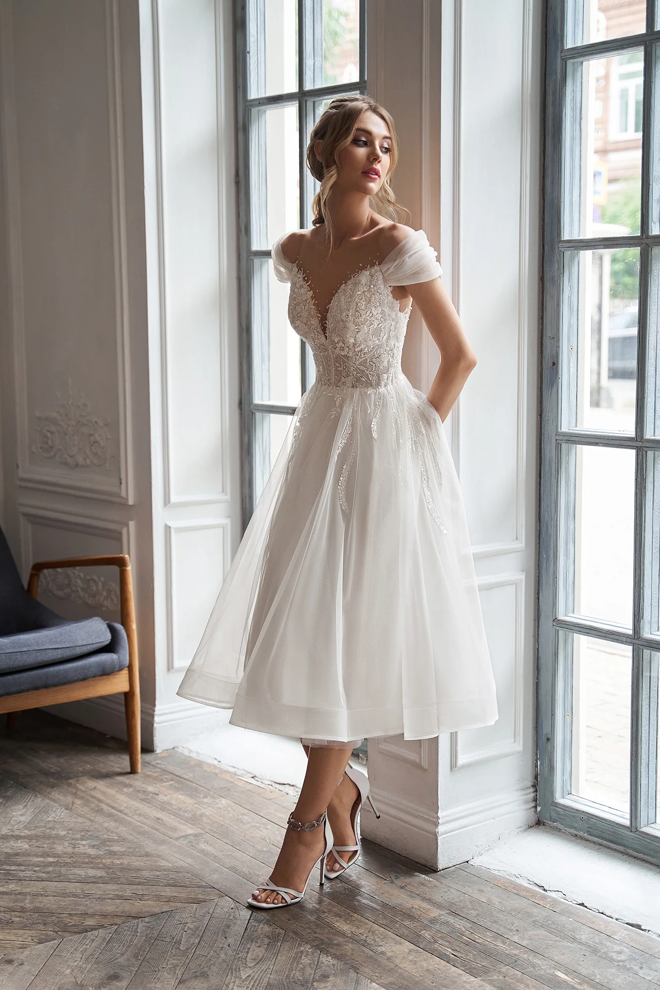 Sheer Illusio Off The Shoulder Lace Applique Tea Length Short Wedding Dresses With Detachable Puff Sleeves Button Back Robe De wedding dresses