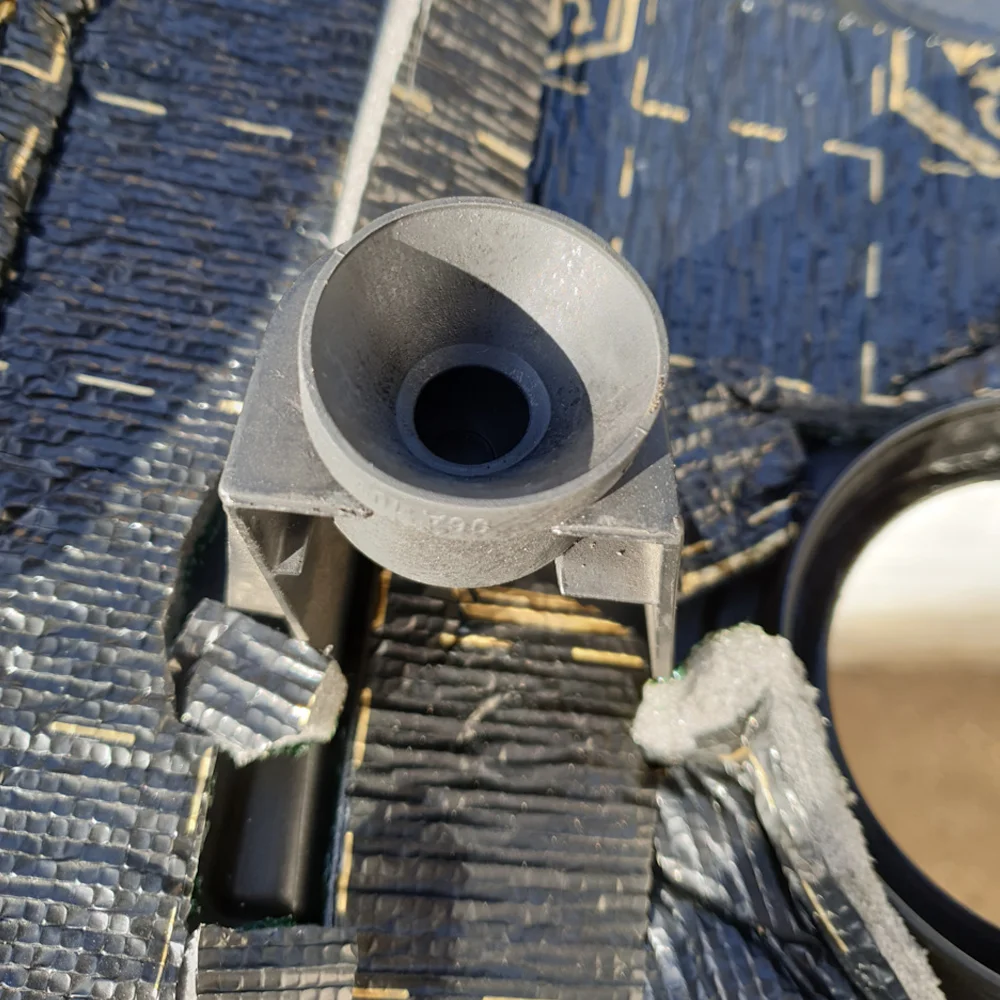 Рисунок 4 - Крышка автомобильного двигателя