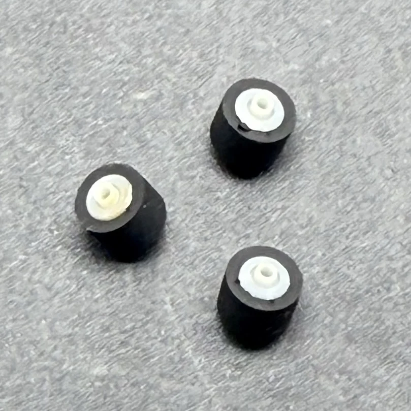 3 個 7 ミリメートル × 4.5 ミリメートル × 1.2 ミリメートルゴム