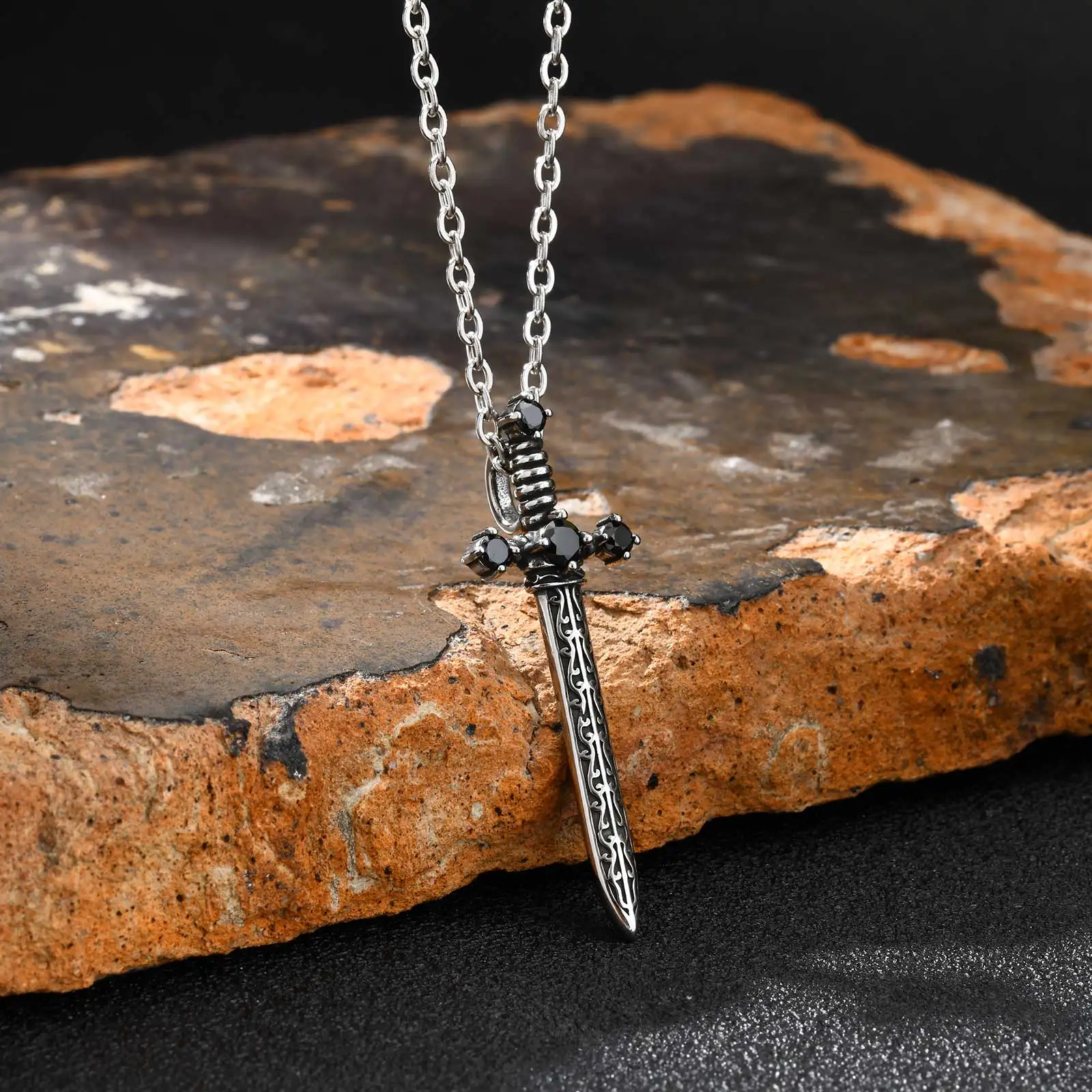 Halskette mit Punk-Rock-Kreuz-Schwert-Anhänger für Herren, lange, messerförmige Edelstahl-Halskette, Vintage-Gothic-Schmuck
