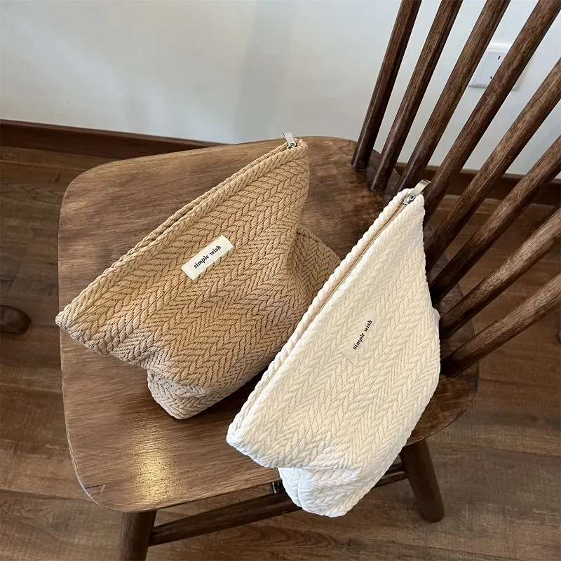 Handmade Crocheted Cotton Makeup Bag Minimalist Zippered Pouch Women's Artisanal Cosmetic Case Compact Handbag for Daily Travel